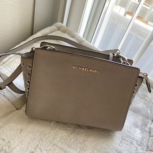 Micheal kors crossbody purse